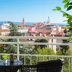 V Luxury Apartment